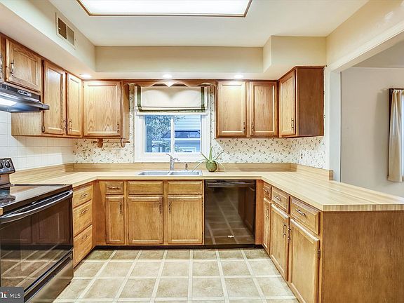 3rd image of 232 Berrywood Dr