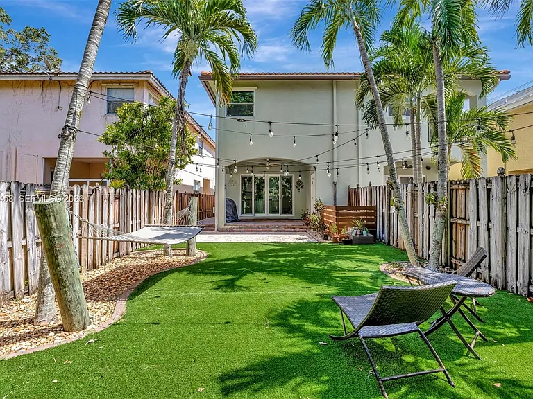853 SW 11th Ct — Photo 49