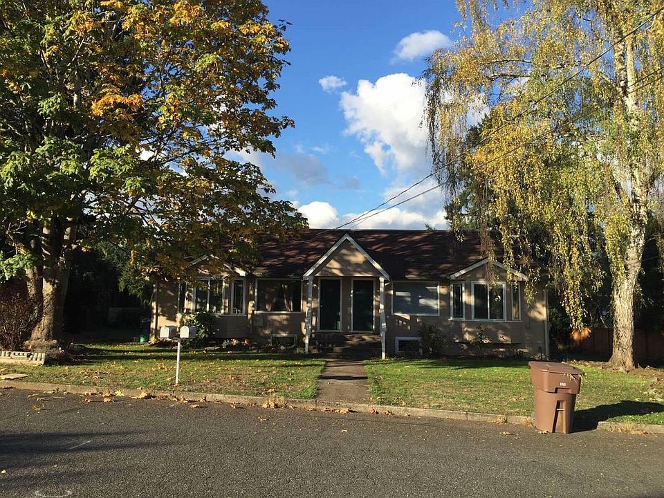 front view of house. Unit for rent is on right side of this