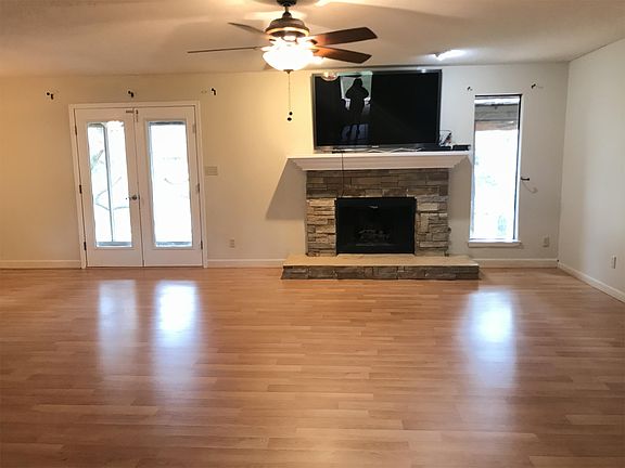3rd image of 820 N Lakeside Dr
