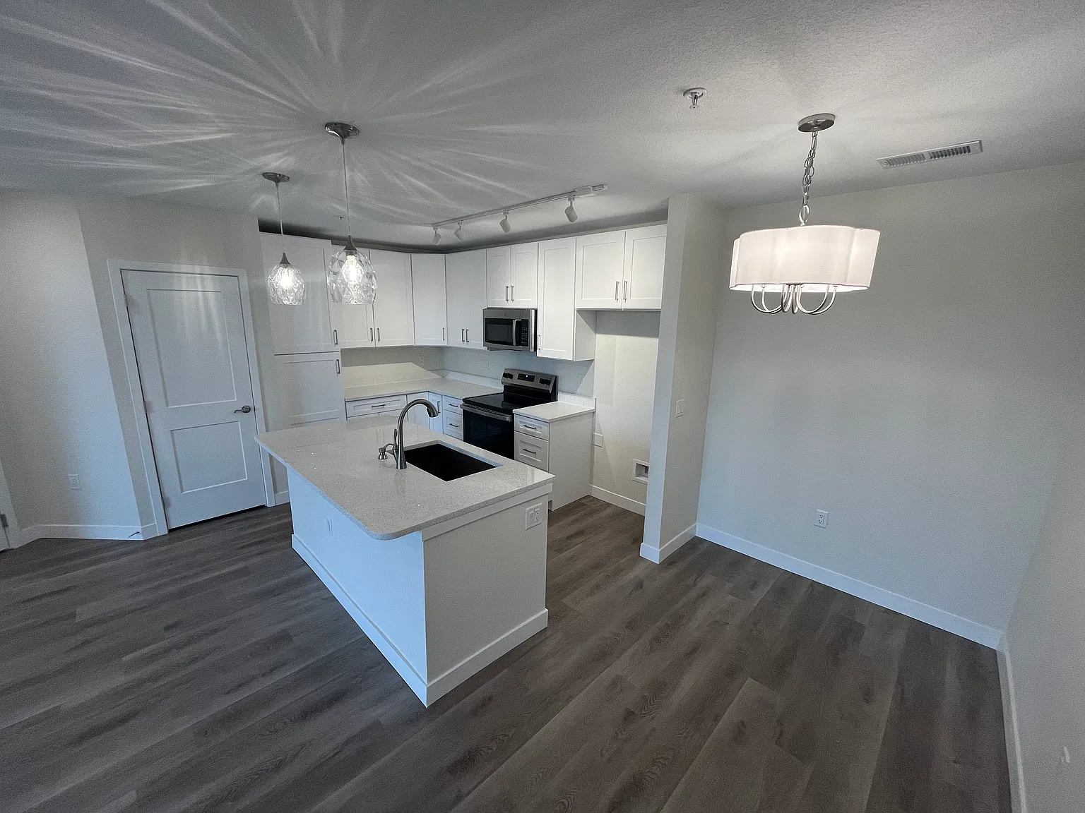 2 bed, 1084 sqft, $2,100 — Photo 3