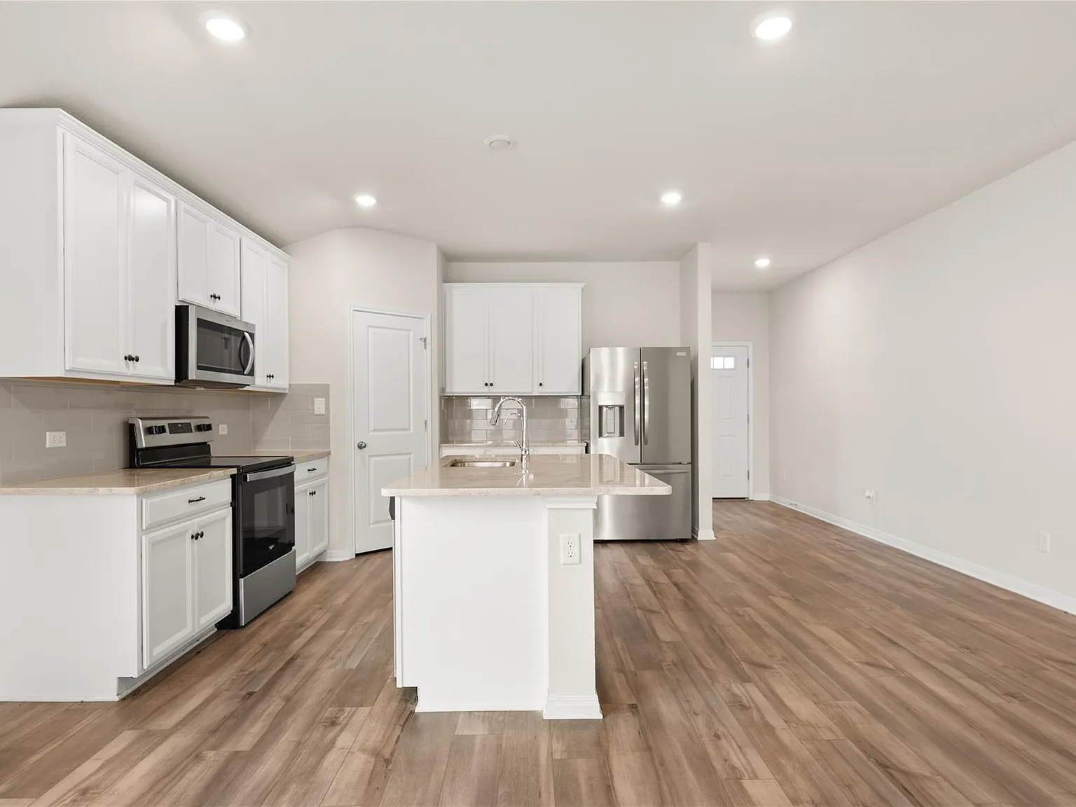 3 bed, 2.0 bath, 1767 sqft, $2,100 — Photo 3