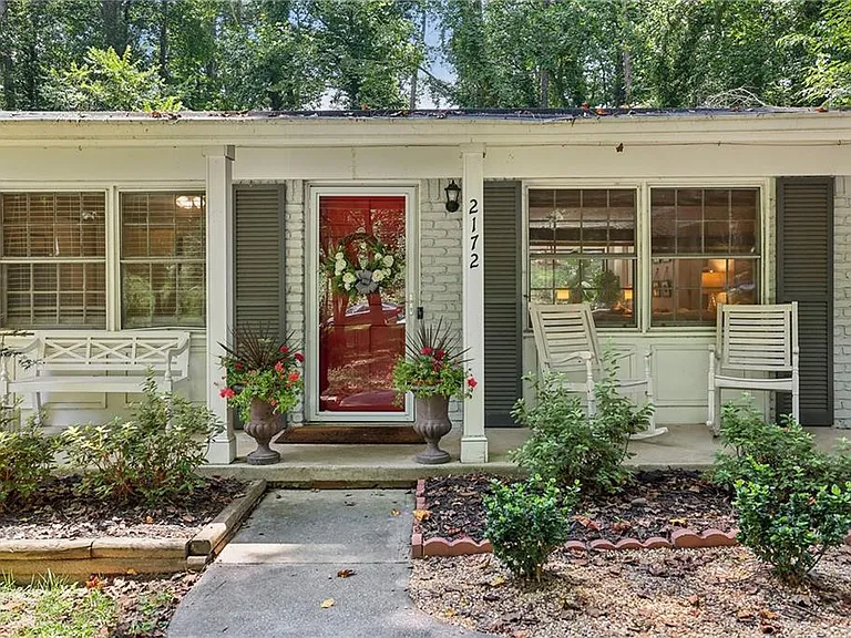 2172 Jonathon Ln NE — Photo 2