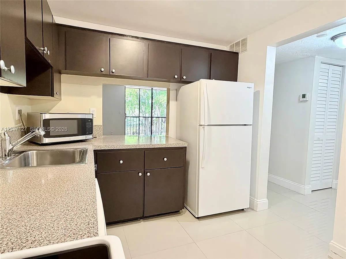 Building Photo - 450 Commodore Dr #214