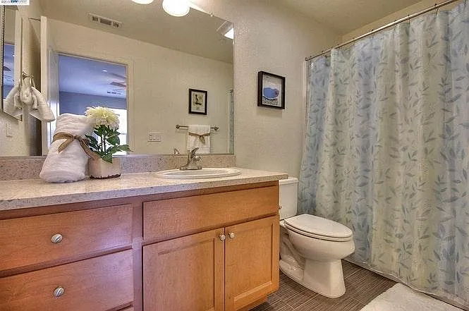 1st Floor Bathroom