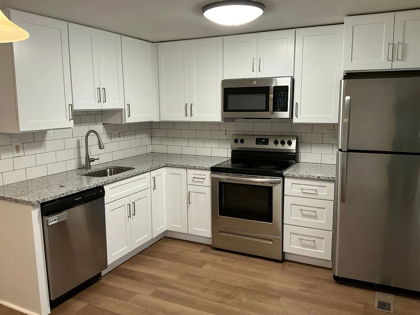 Gorgeous 2BR 2BA 3 level town home fully updated and located in Essex Place — Photo 2