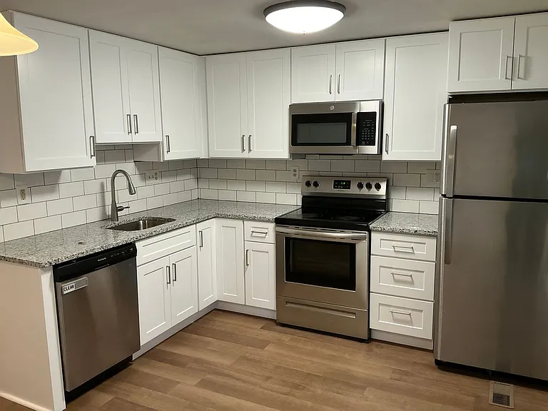 20520 Strath Haven Dr — Photo 2