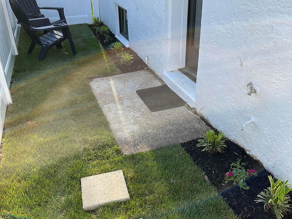 Private entrance and yard space