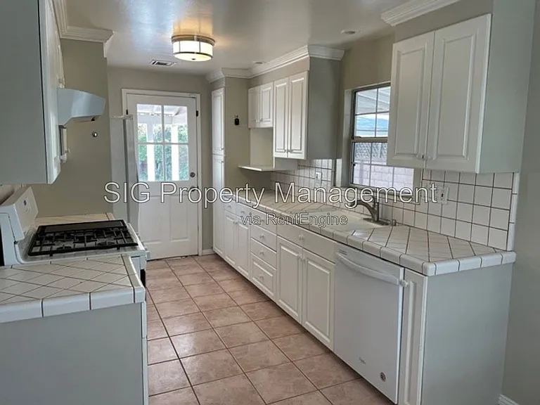 1412 N Fairview St — Photo 4