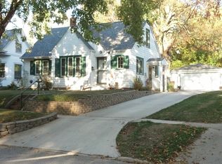 836 N Madison St, Woodstock, IL 60098