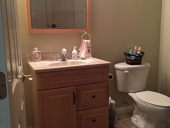 BM 1/2 bath w/jacuzzi hot tu
