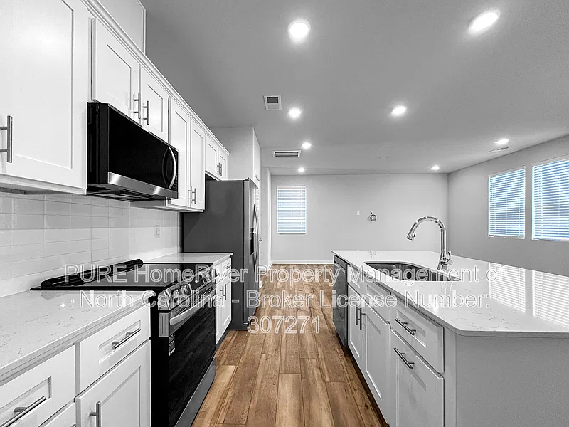4 bed, 2.5 bath, 1889 sqft, $2,225 — Photo 2