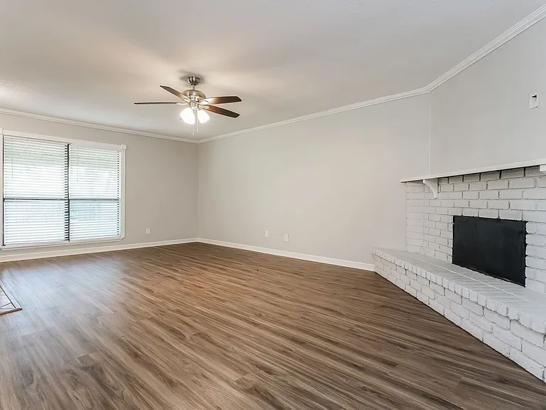 918 Clark Trl — Photo 4