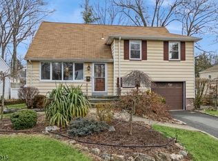 26 Longacre Dr, Livingston, NJ 07039