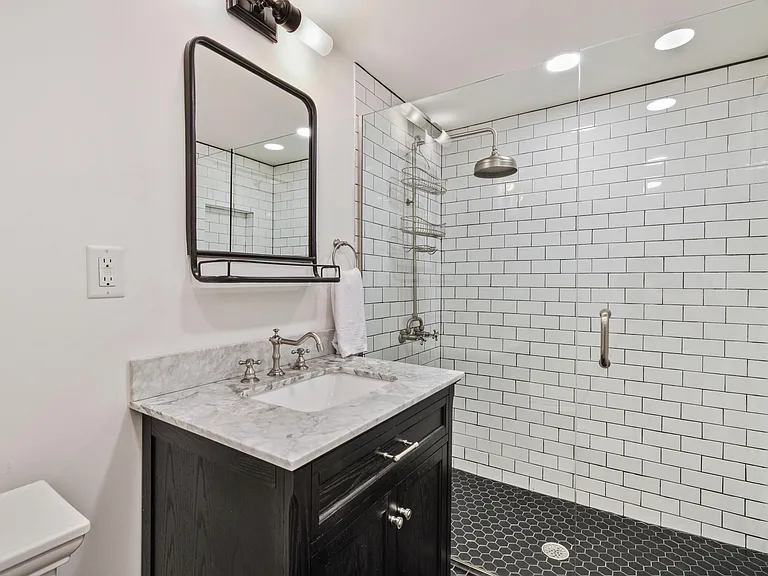 300 Buckingham Rd — Photo 37