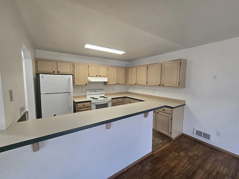 Eating area & kitchen