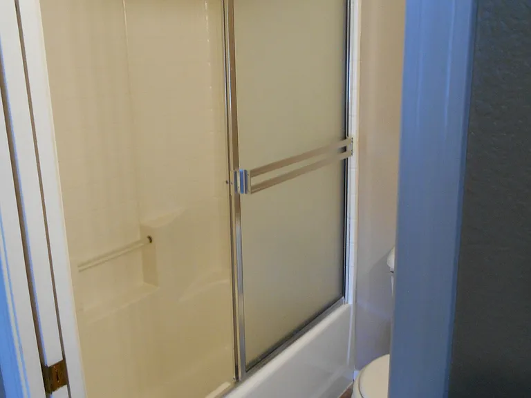 Guest Full-Bath 3