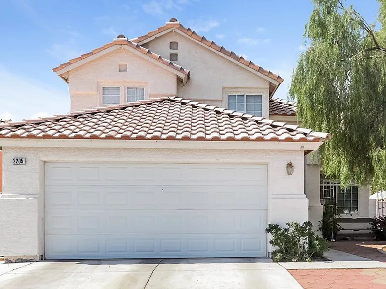 2205 Farmouth Cir — Photo 1