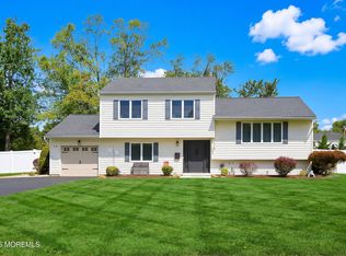 11 Stratford Drive, Manalapan, NJ 07726