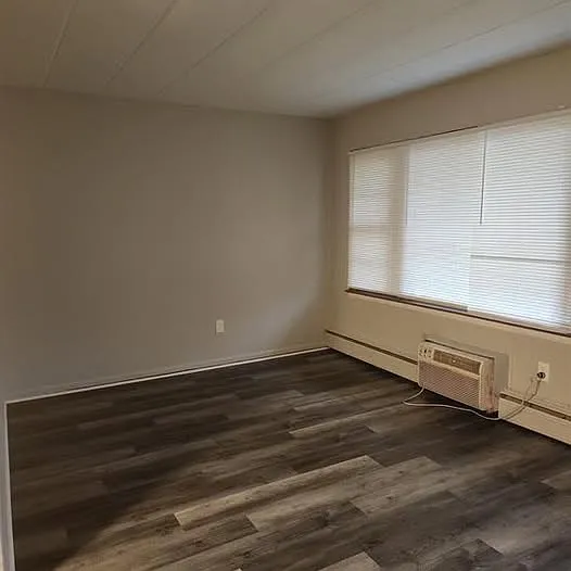 2 bed, 700 sqft, $825 — Photo 2