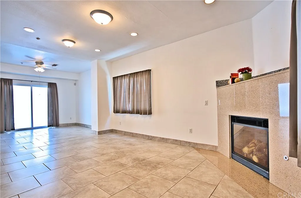 3 bed, 1422 sqft, $3,300 — Photo 1