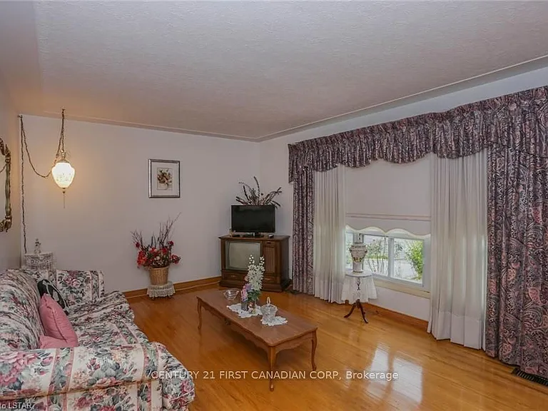 268 Burlington Cres — Photo 2