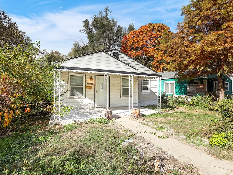 3532 Caroline Ave — Photo 2