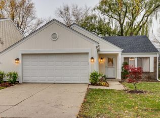 12 Manchester Ln, Vernon Hills, IL