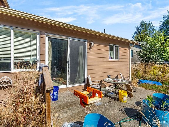 5th image of 4221 Roxanna Loop SE
