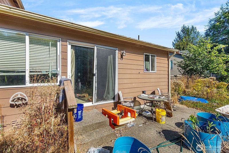 5th image of 4221 Roxanna Loop SE