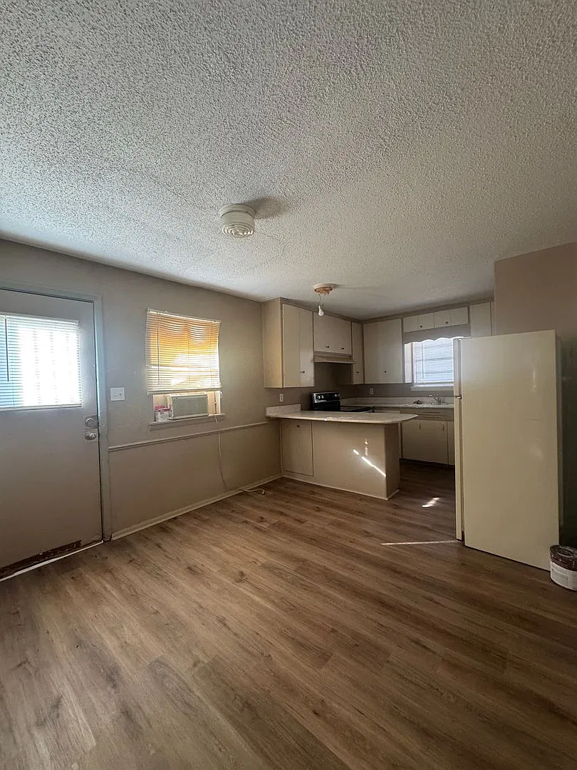 Located near 6th street 1/1 with washer dryer hookups — Photo 3