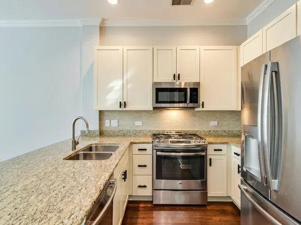 944 N Crosby St, Chicago, IL 60610