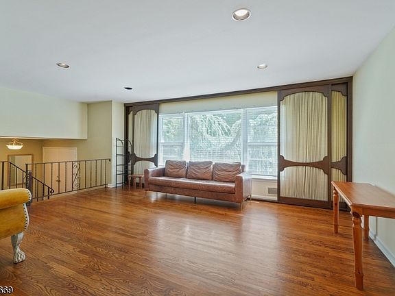 4th image of 49 Knollwood Dr