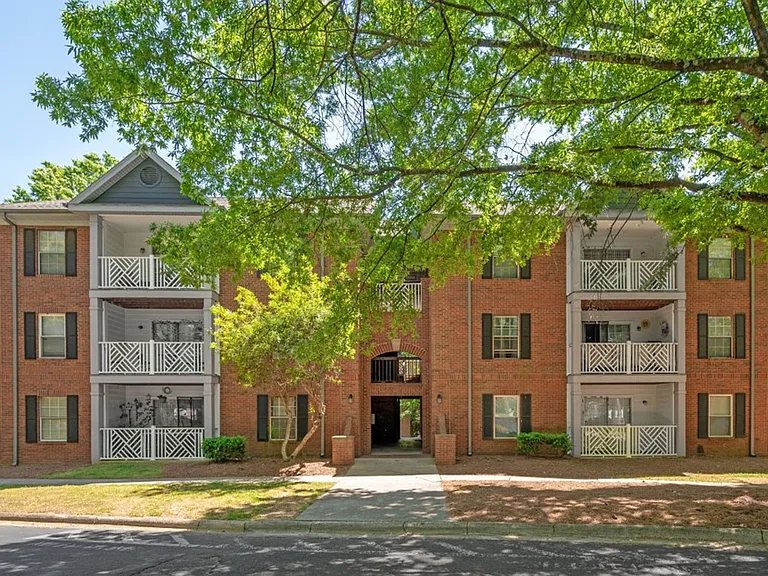 Sharon Oaks Apartments — Photo 14