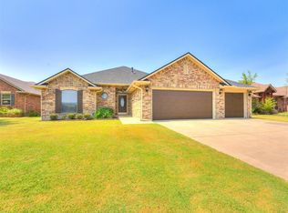 1209 Stoneridge Dr, Moore, OK 73160