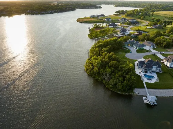 12 Omaha Cir, Lake Winnebago, MO 64034