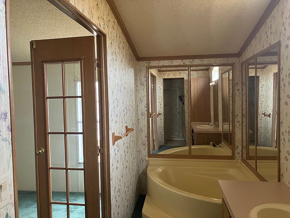2nd image of 1006 21st St Lot 96