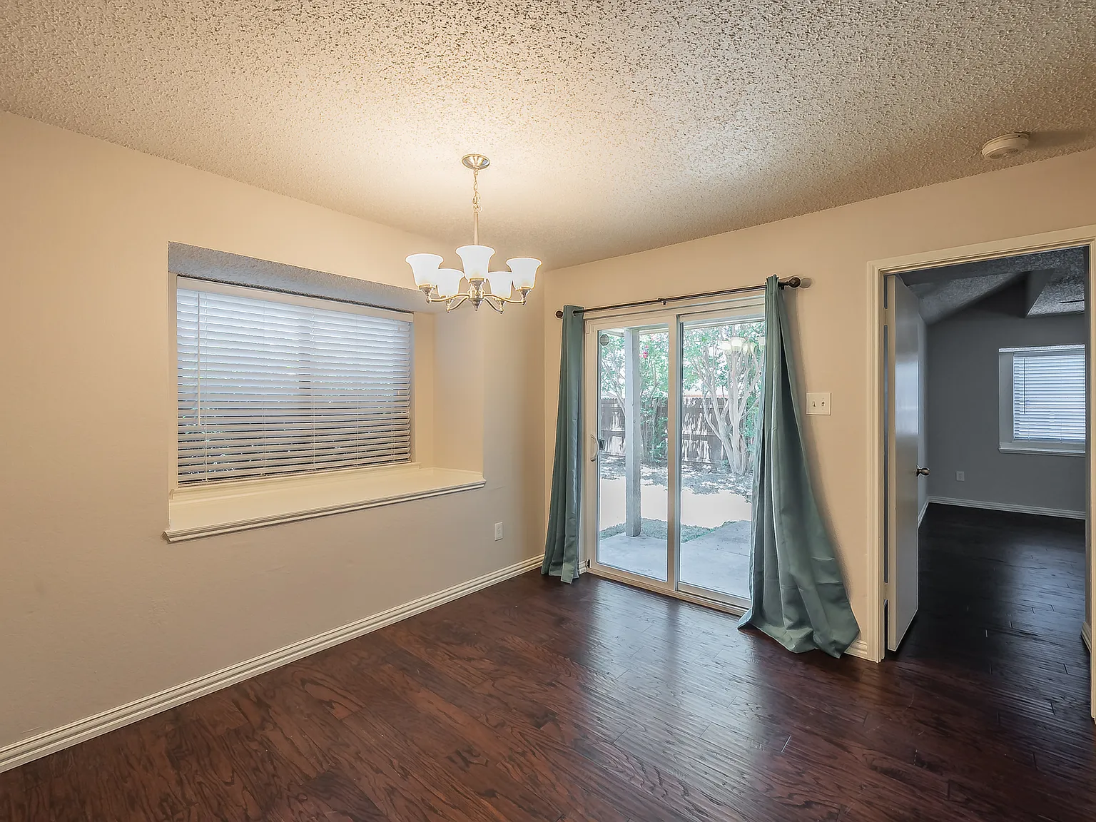 3 bed, 1243 sqft, $2,100 — Photo 4