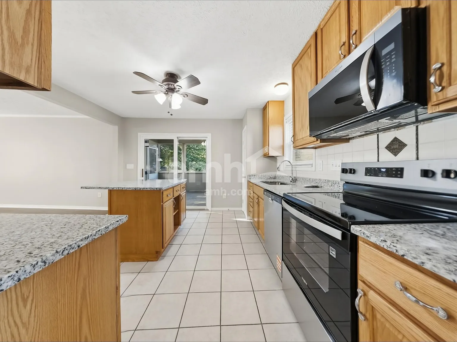 4 bed, 2.5 bath, 2022 sqft, $2,320 — Photo 3