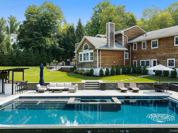 8 Seymour Place W, Armonk, NY 10504