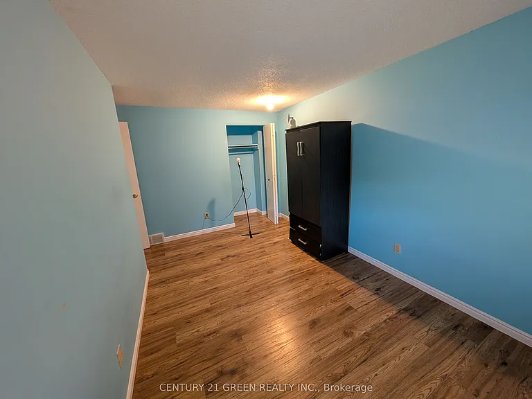 61 Ashley Cres — Photo 36