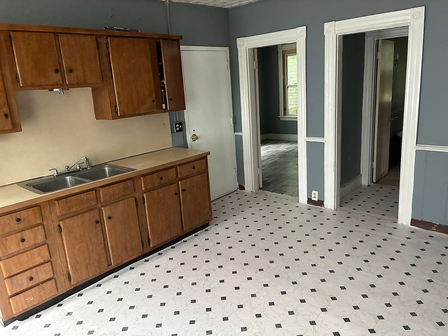 3 bed, 1200 sqft, $1,700 — Photo 3
