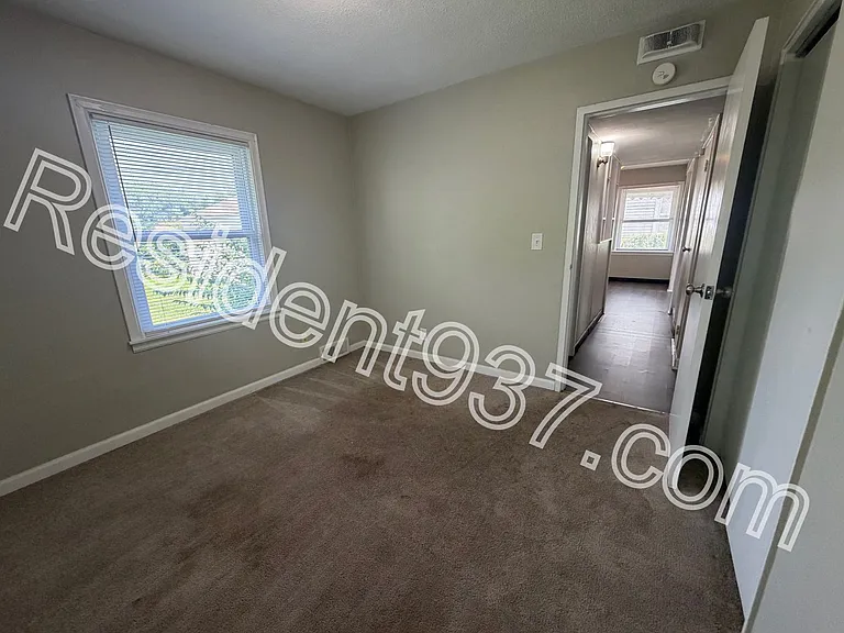 1047 Blakley Dr — Photo 10