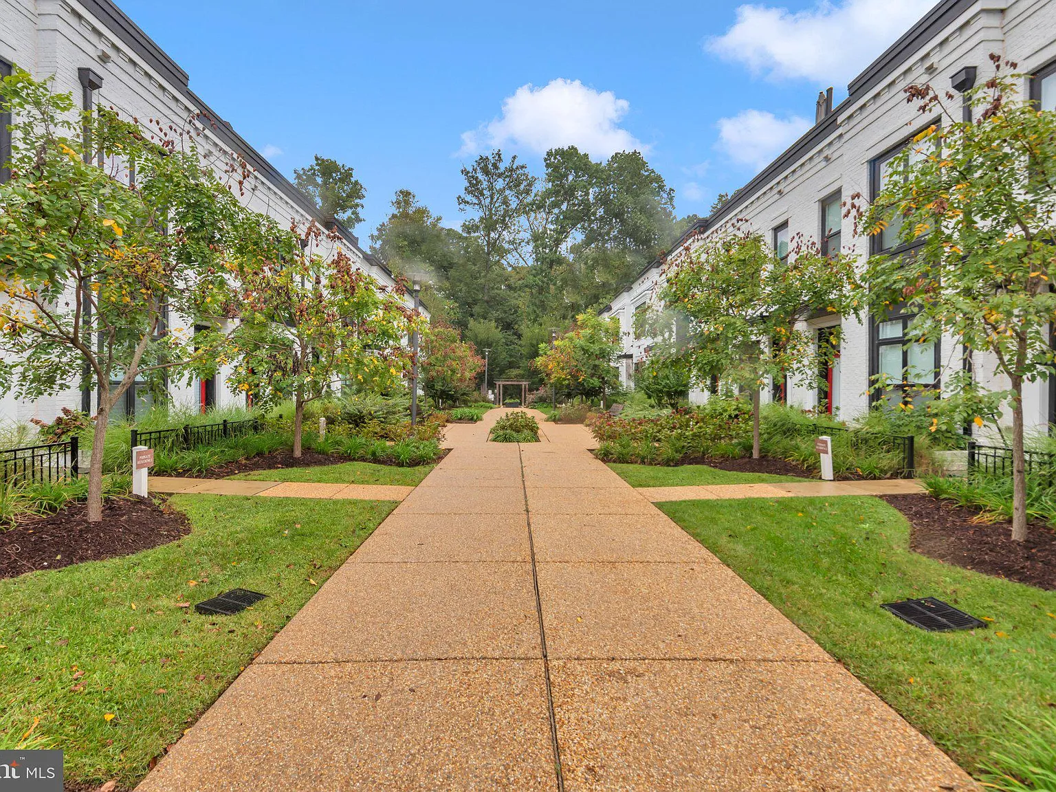 3 bed, 5.0 bath, 2248 sqft, $5,900 — Photo 4