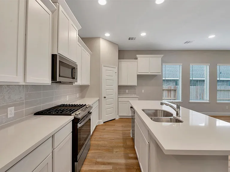 1328 Wicklow Forest St — Photo 9