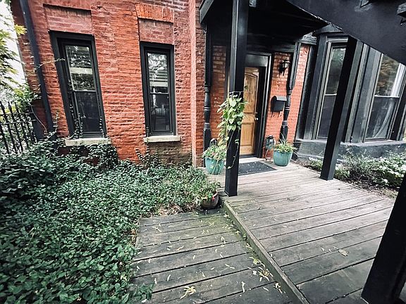 2nd image of 831 S Claremont Ave Floor 1