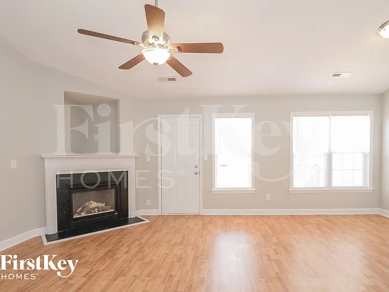 1800 Holly Crescent Ln — Photo 3