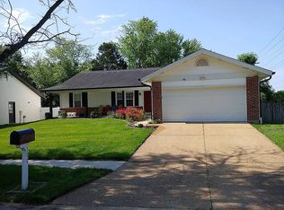 100 Tara Ridge Ct, Ballwin, MO 63021