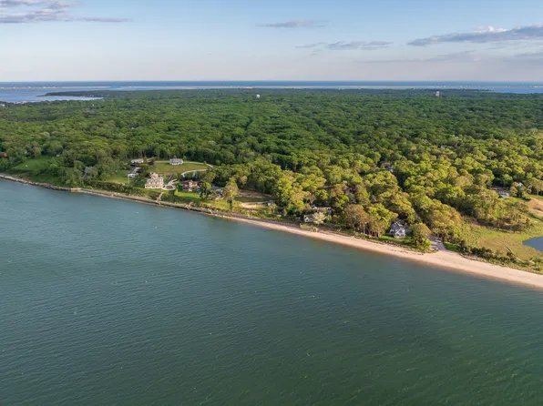 142 Newtown Rd, Hampton Bays, NY 11946