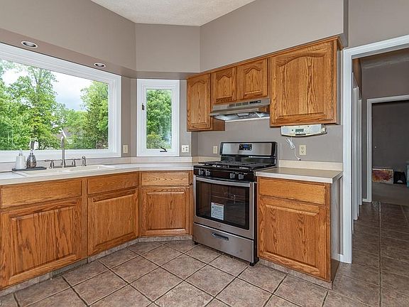 3rd image of 660 Norbury Dr